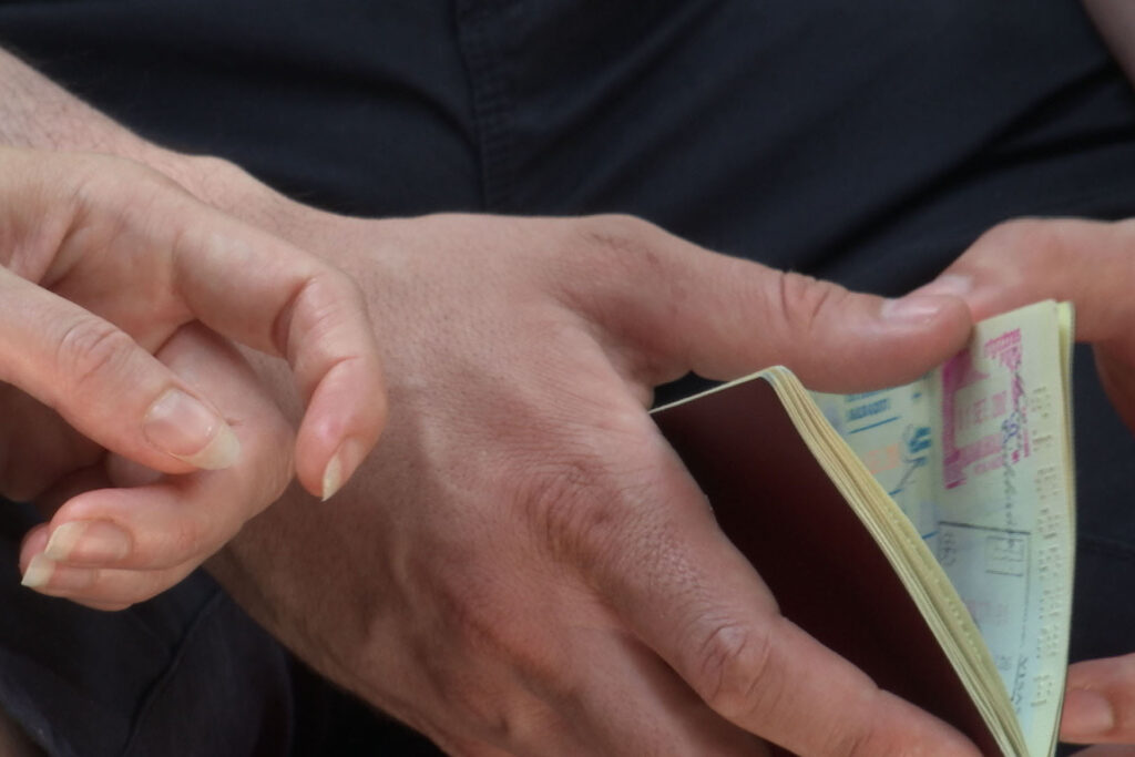 En permanence juridique, visuel extrait du film "Noces lmétisses" de Thierry Kübler